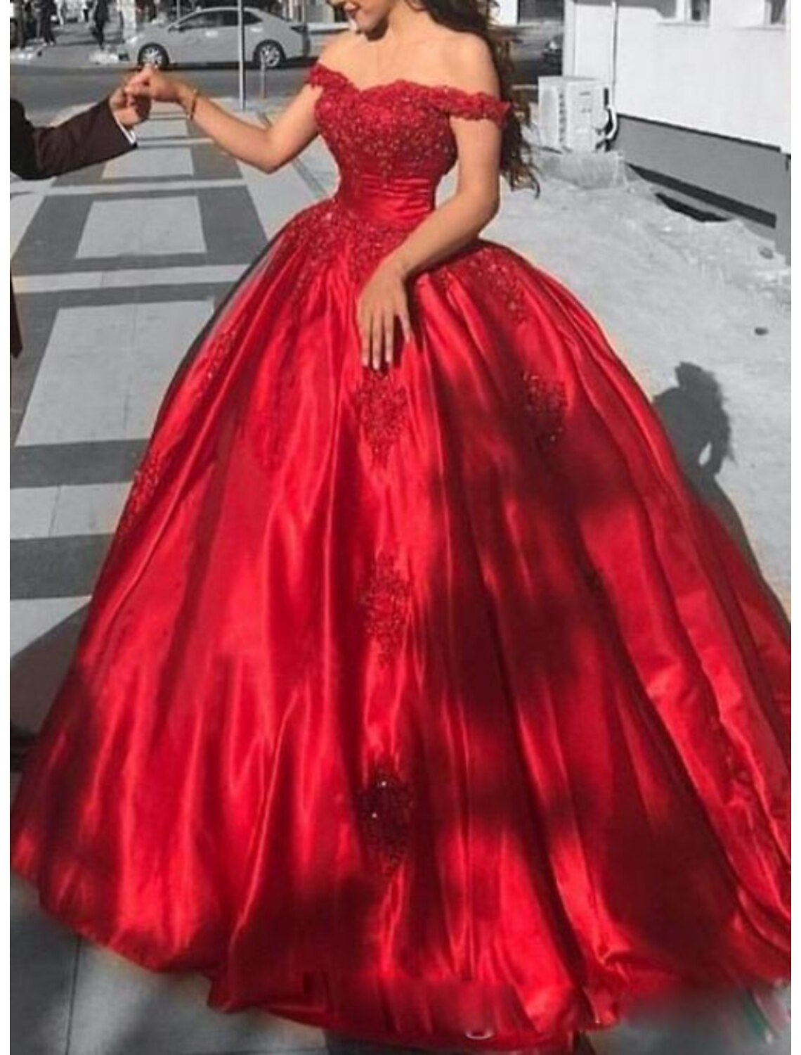 Ballkleid, luxuriös, sexy, Quinceanera, formeller Abend, Valentinstagskleid, schulterfrei, kurze Ärmel, Kapellenschleppe, Spitze mit Applikationen
