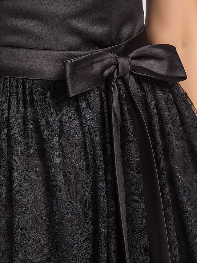 Ballkleid / A-Linie Brautjungfernkleid Bateau-Ausschnitt Ärmellos Kleines Schwarzes Tee-Länge Spitze / Charmeuse mit Spitze / Drapiert
