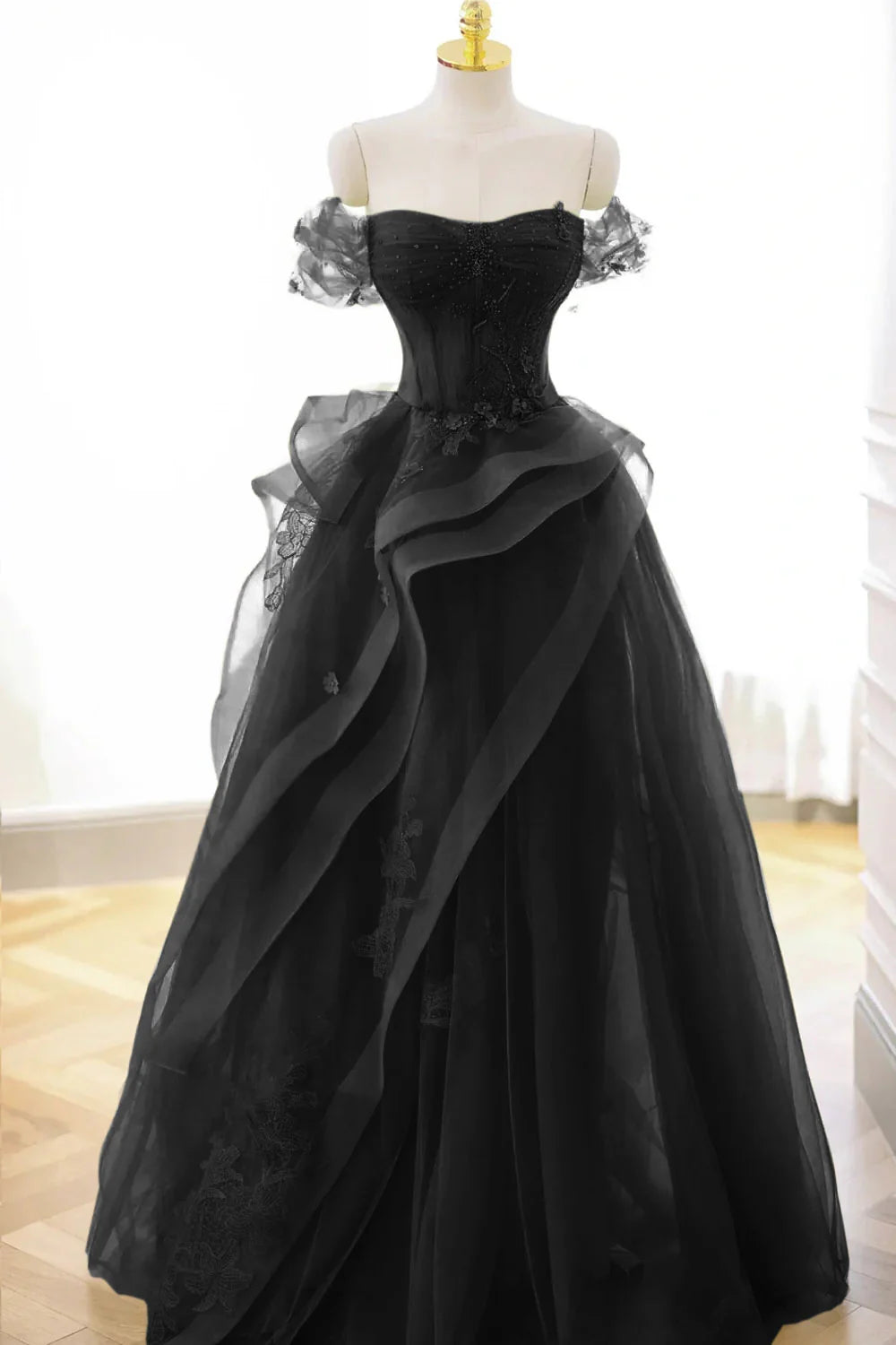 Langes Ballkleid aus Tüllspitze mit Korsett