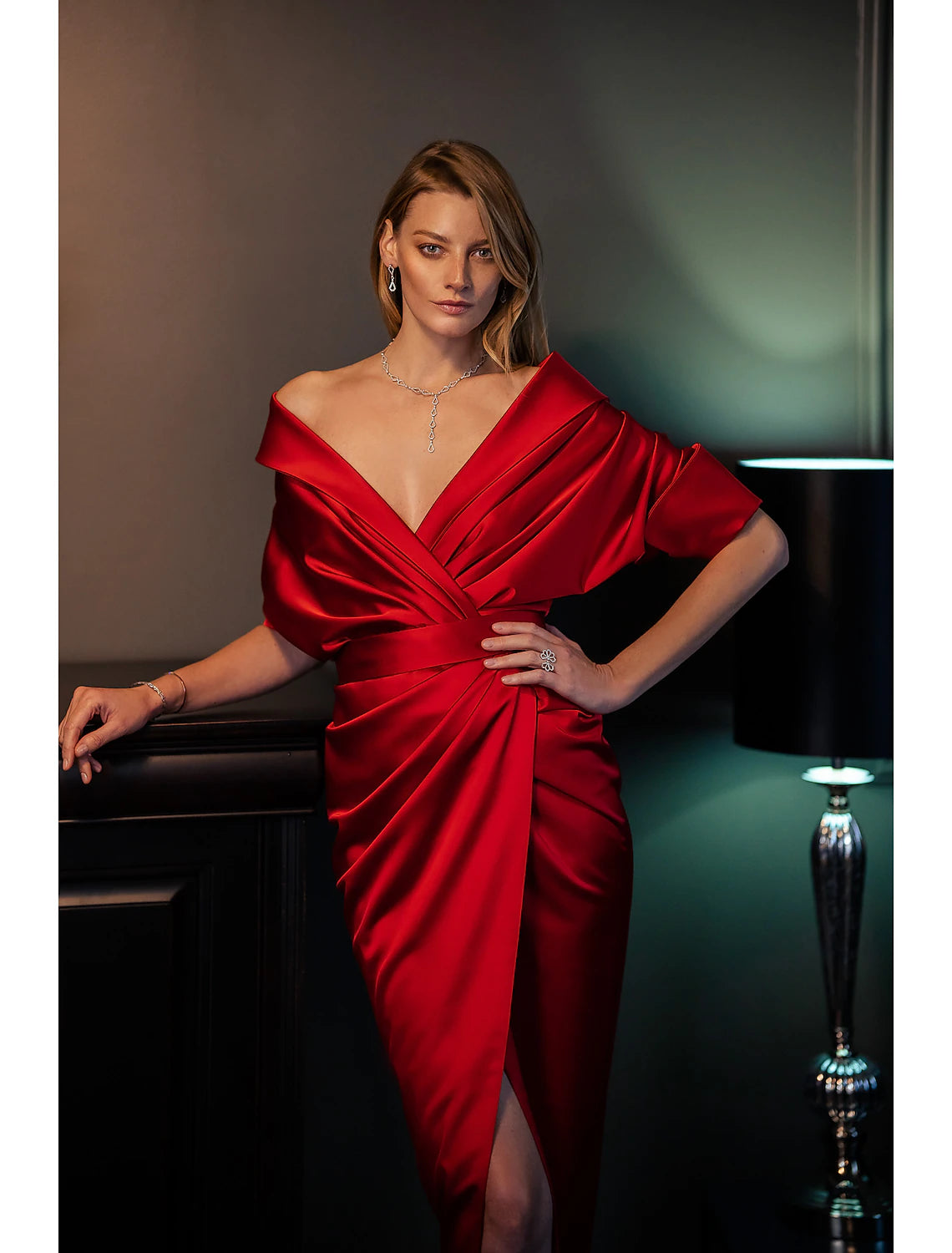 A-Linie Abendkleid Schwarzes Kleid Elegantes Kleid Formeller Herbst Sweep / Brush Train Halbarm V-Ausschnitt Satin mit gerüschtem Schlitz