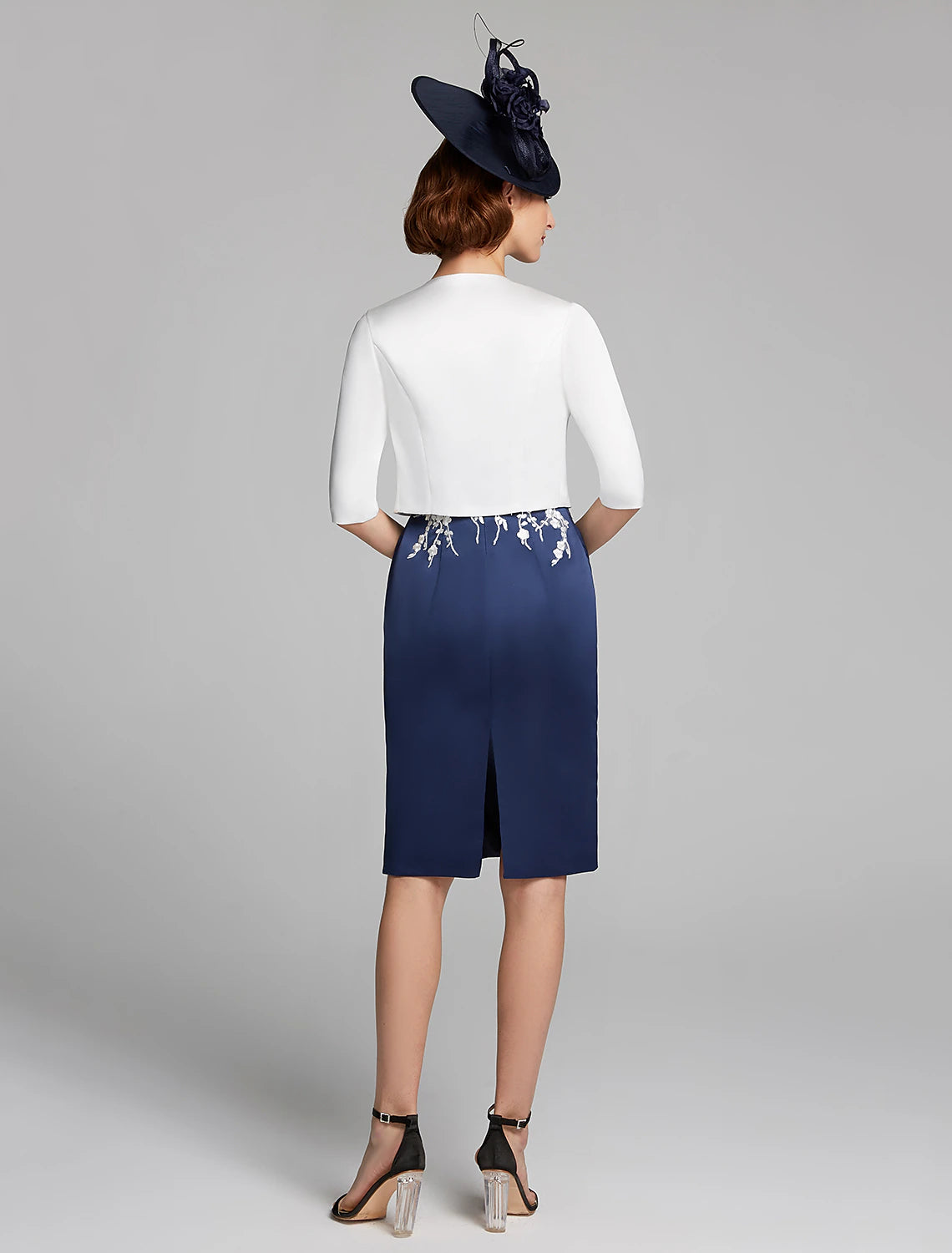 Etuikleid/Säulenkleid, Wickelkleid inklusive, Rundhalsausschnitt, knielang, Satin, Spitze, ärmellos, mit Applikationen