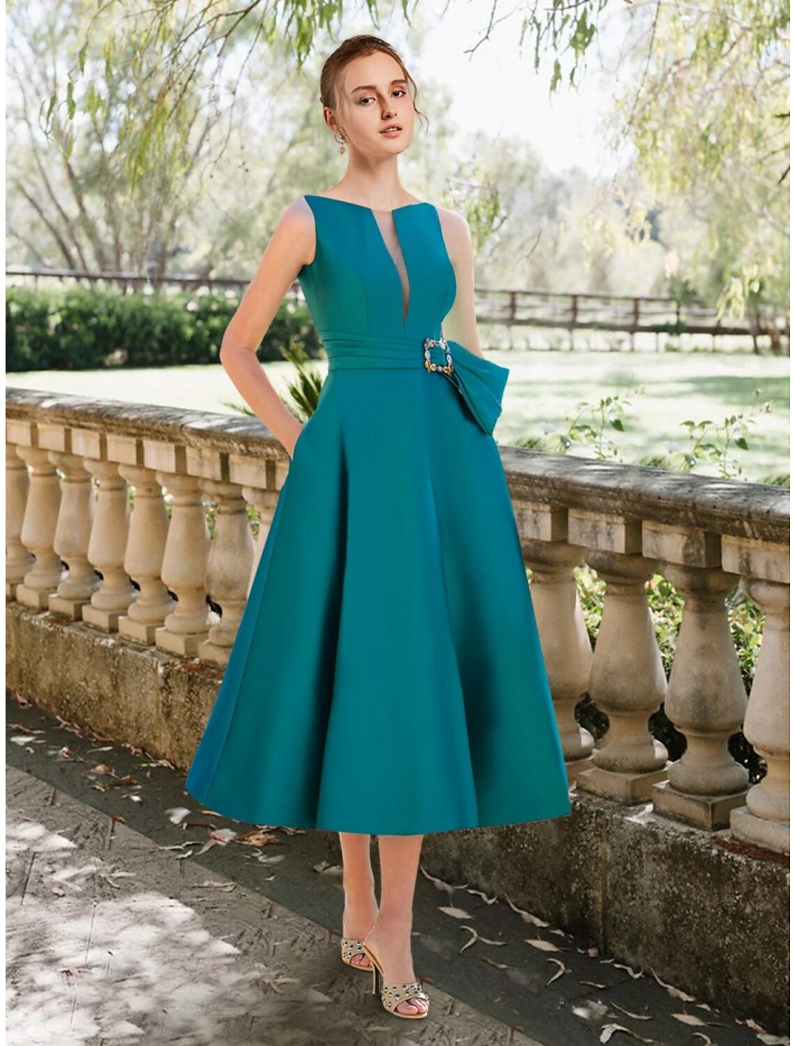 A-Linien-Cocktailkleider, elegantes Kleid für Cocktailpartys, knielang, Weihnachten, rot-grünes Kleid, ärmellos, U-Ausschnitt, Satin mit Falten, gerüschten Kristallen