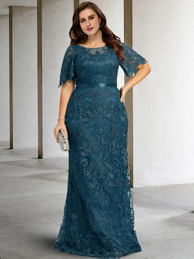 Sheath / Column Mother of the Bride Dress Plus Size Elegant Jewel Neck Sweep / Brush Train Lace Short Sleeve No with Sash / Ribbon Appliques