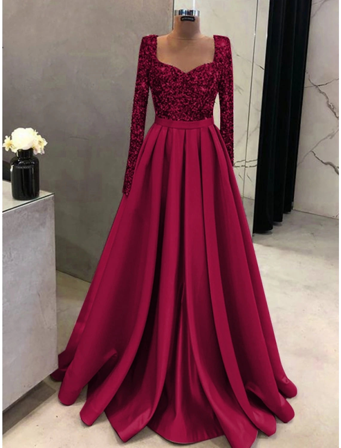 A-Linien-Abendkleid Sparkle &amp; Shine, schwarzes Kleid, formeller Herbst, Sweep/Pinselzug, lange Ärmel, quadratischer Ausschnitt, Satin mit Glitzerfalten