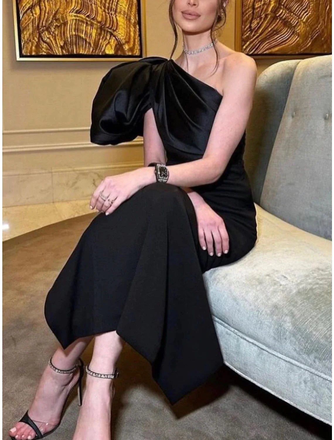 Etuikleid/Säulenkleid, elegantes Abendkleid, formelles, knöchellanges schwarzes Kleid, kurze Ärmel, eine Schulter, Satin mit Rüschen 