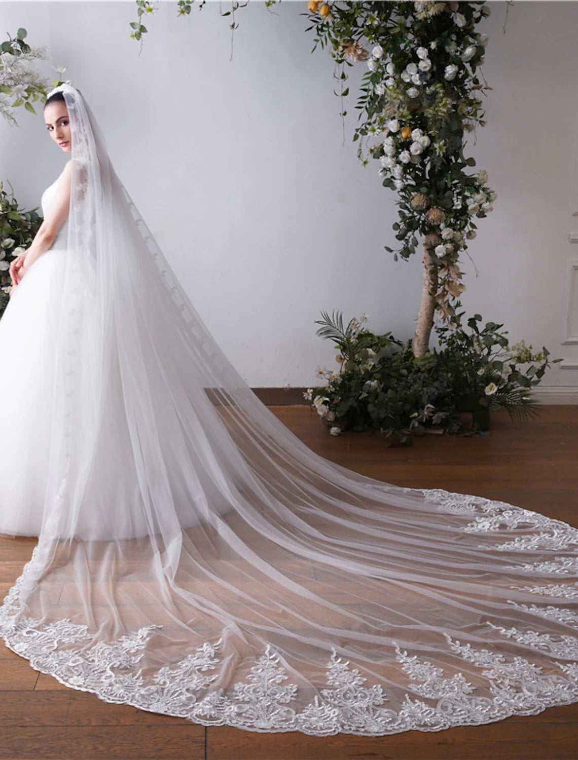 One-tier Lace Applique / Lace Wedding Veil Cathedral Veils with Embroidery / Appliques / Paillette 118.11 in (300cm) Tulle