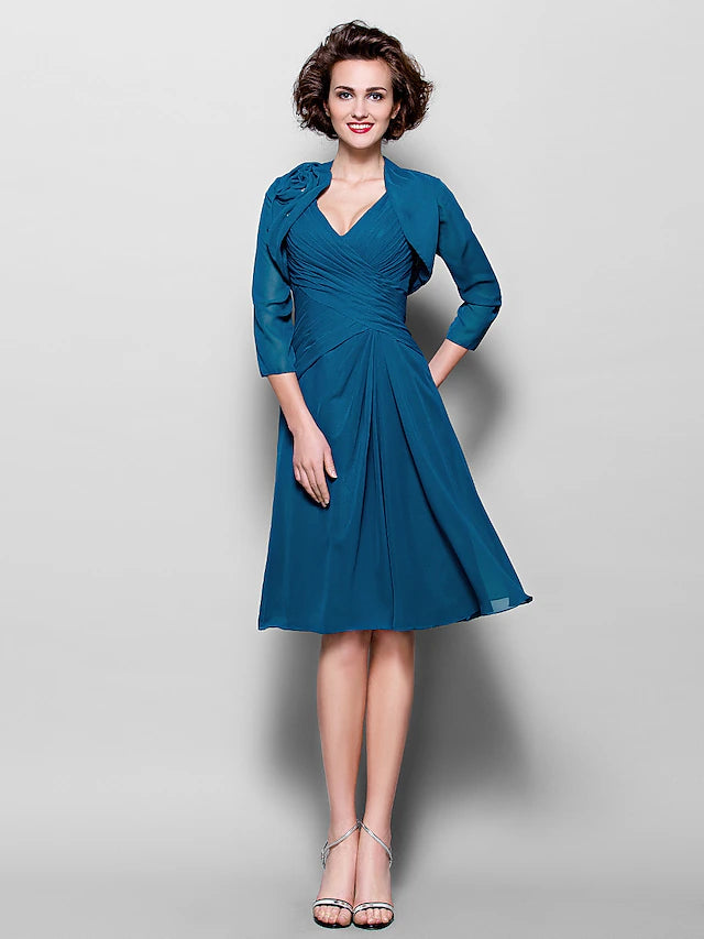 A-Linien-Kleid für die Brautmutter, Wickeldesign inklusive, V-Ausschnitt, knielang, Chiffon, 3/4-Ärmel mit überkreuzten, seitlich drapierten Blumen