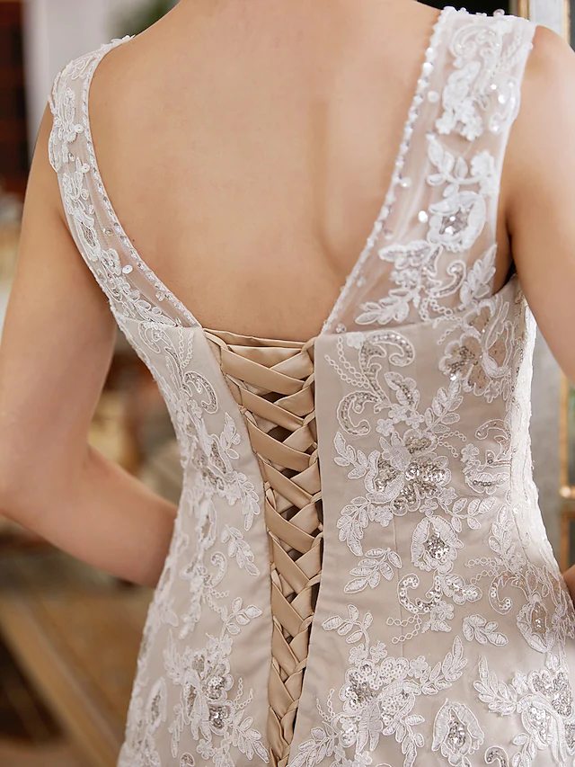 A-Linie Brautkleider V-Ausschnitt Hofschleppe Spitze Tüll Normale Träger Romantische Illusionsdetails mit Perlenapplikationen