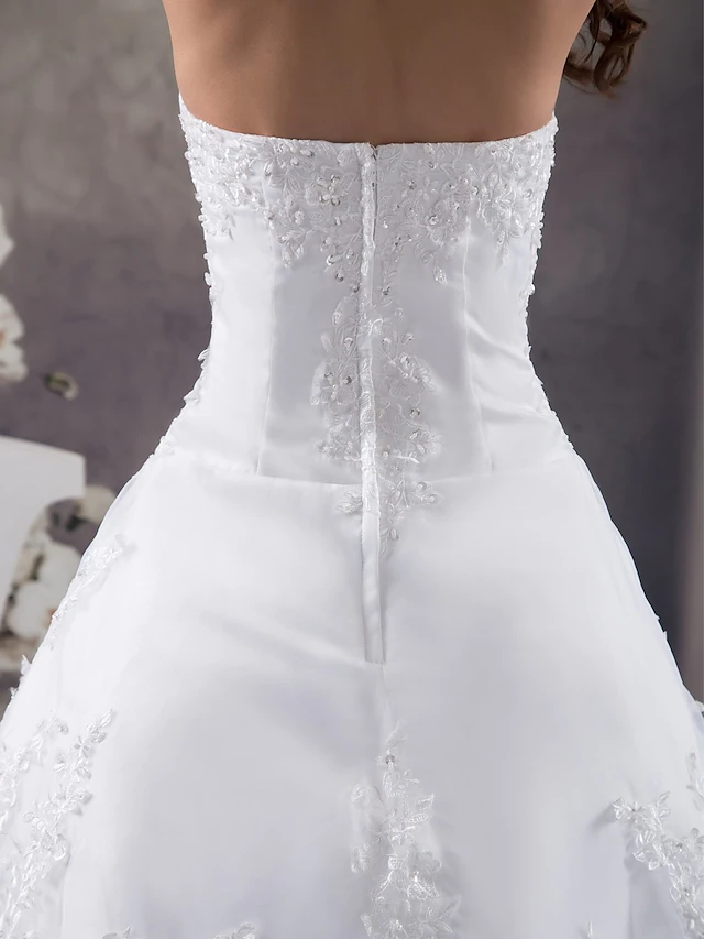 A-Linie Brautkleider Trägerlos Kapellenschleppe Spitze Organza Satin Trägerlos mit Perlenapplikationen Kaskadierende Rüschen