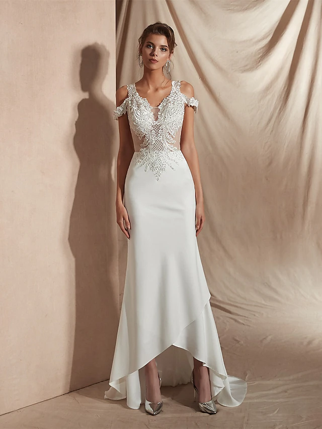 Mermaid trumpet wedding dress with V-neck and short sleeves.