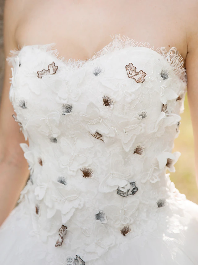 Ball Gown Wedding Dresses Sweetheart Neckline Floor Length Lace Tulle Sleeveless with Lace Appliques Flower