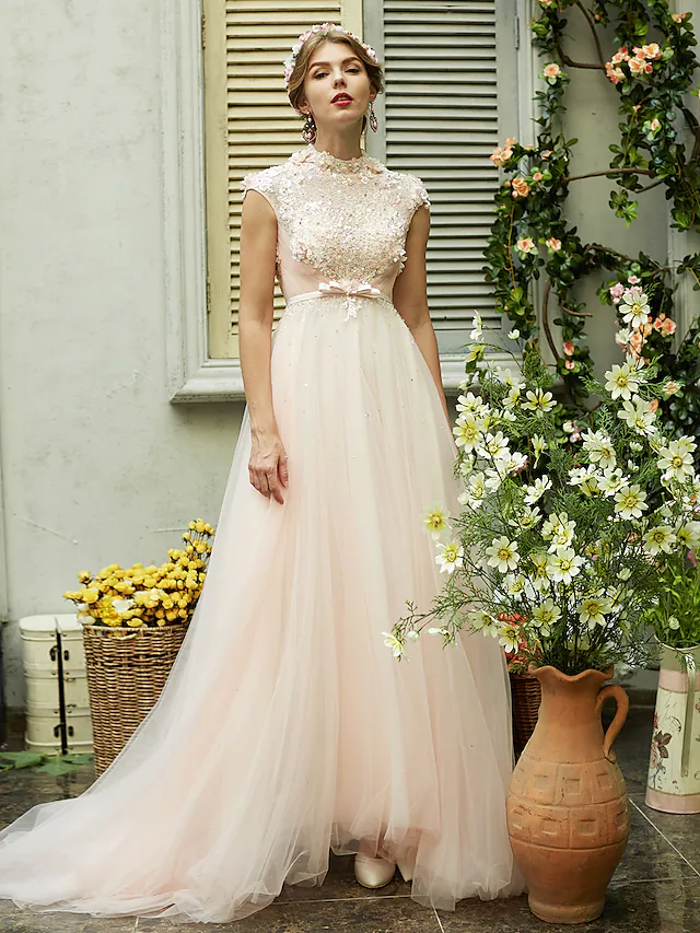 Bride wearing A-Line wedding dress with short sleeves.