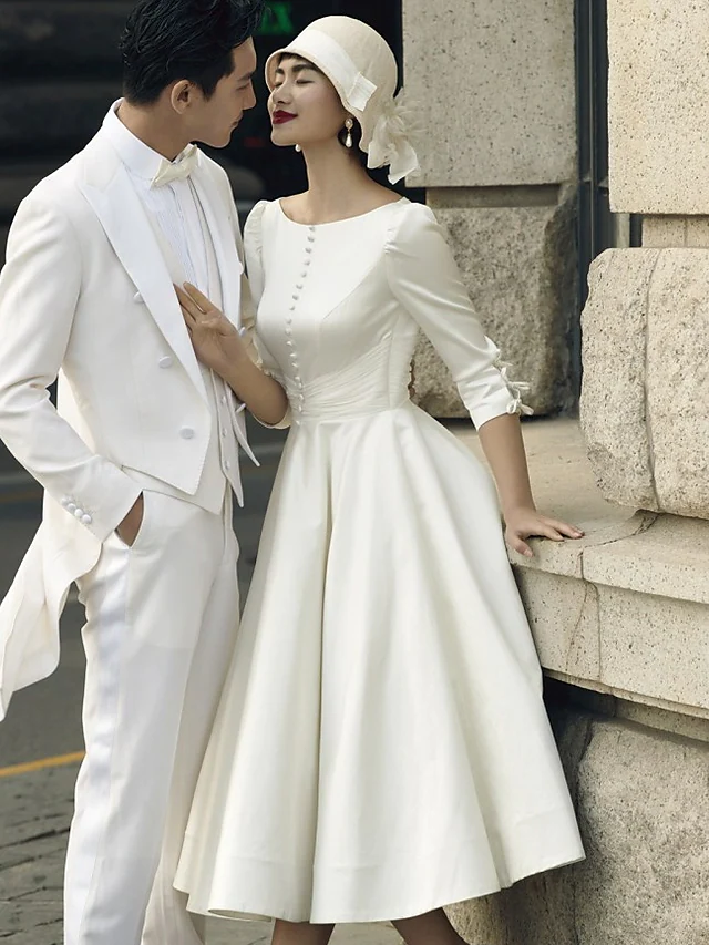 Side profile of vintage-inspired A-Line wedding gown.