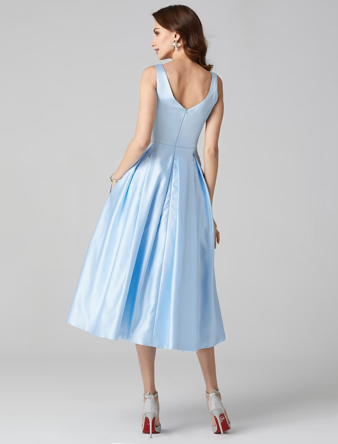 Sleeveless A-line party dress in satin with shoulder flower detail.
