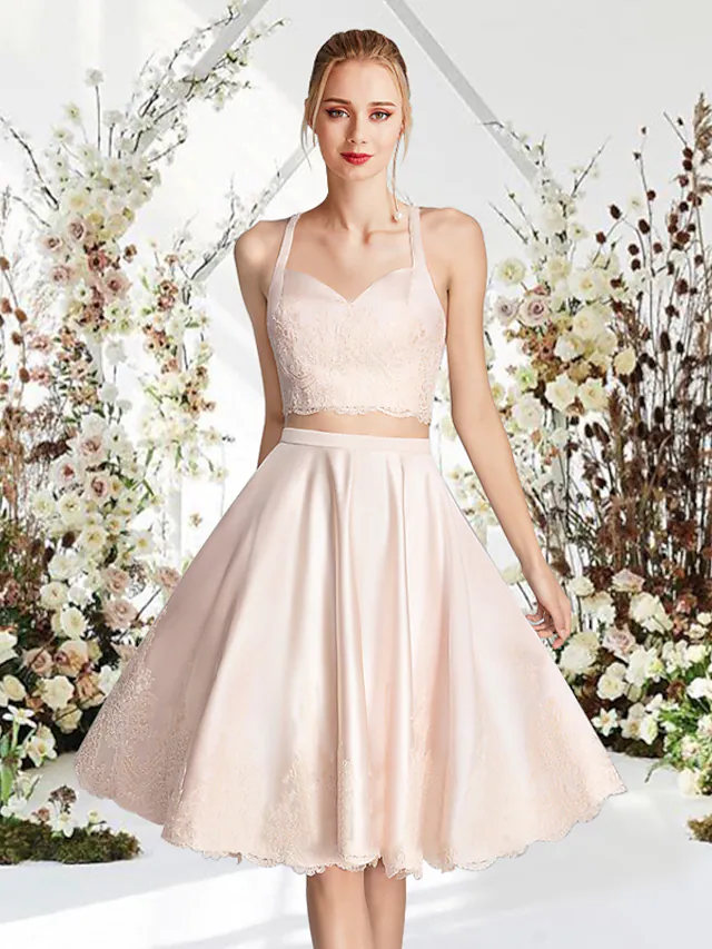 Elegant A-line mini cocktail dress with jewel neck and sleeveless design, made of lace and satin.
