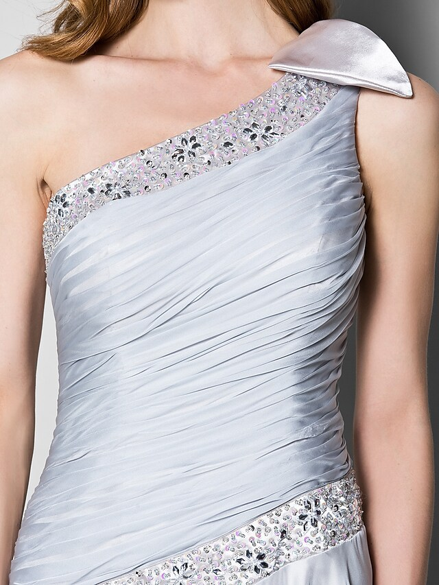 Detail of the bow and crystal embellishments on the dress.
