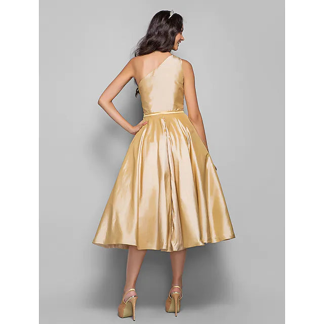 Detail of the sash or ribbon on the elegant taffeta dress.