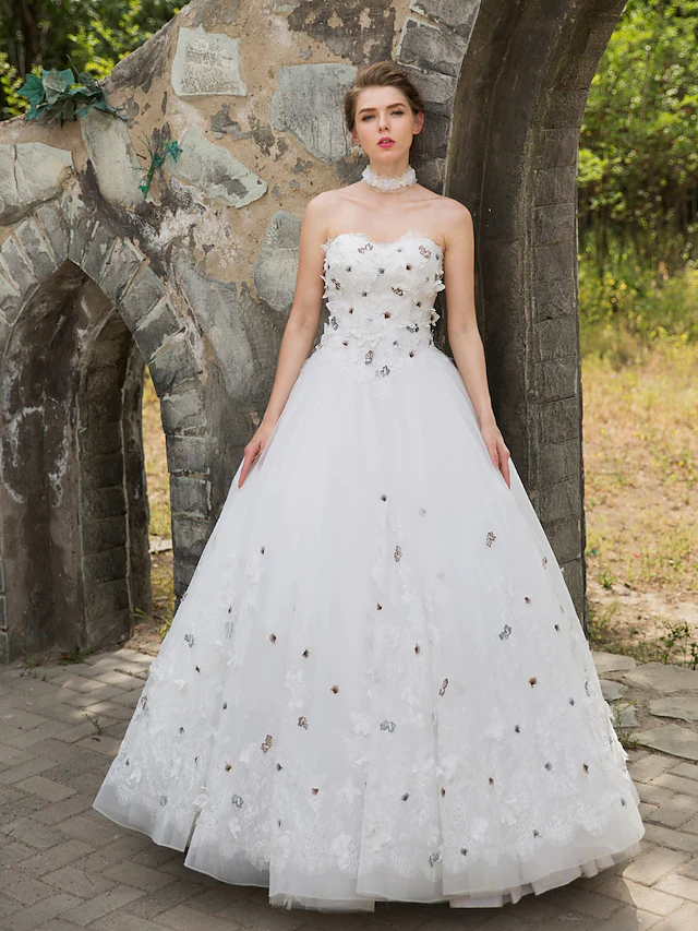 Close-up of the sweetheart neckline and lace detailing on the gown.