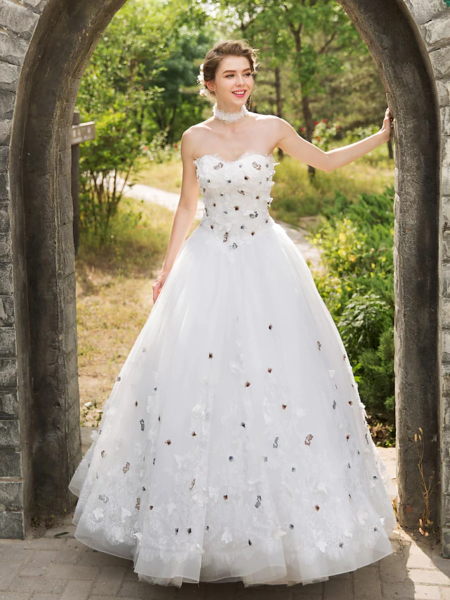 Elegant silhouette of the floor-length lace and tulle wedding dress.