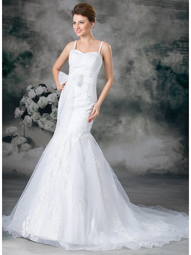 Elegant mermaid trumpet wedding dress with sweetheart neckline and lace details.