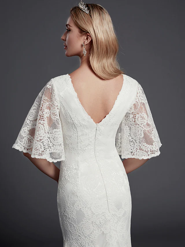 Detail of the lace pattern on the half sleeves and bodice.