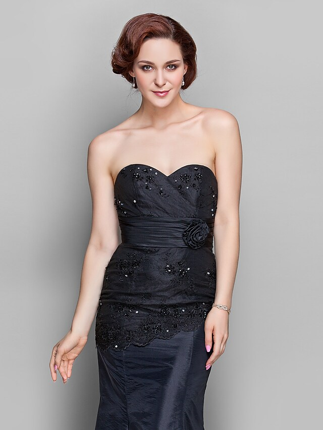 Flowing taffeta and tulle skirt of the mermaid gown.