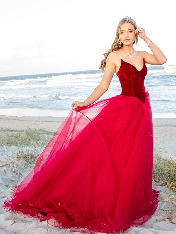 Elegant off-shoulder applique tulle ball gown prom dress.