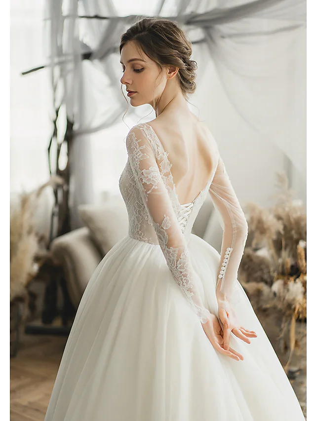 Flowing tulle skirt and pleats of the wedding dress.