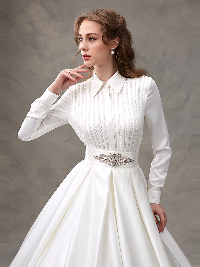 Close-up of the elegant bowknot sash and waist detail on the wedding dress.