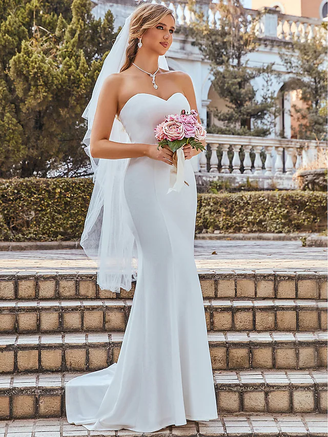 Elegant V-neck chiffon wedding dress with delicate pleats.
