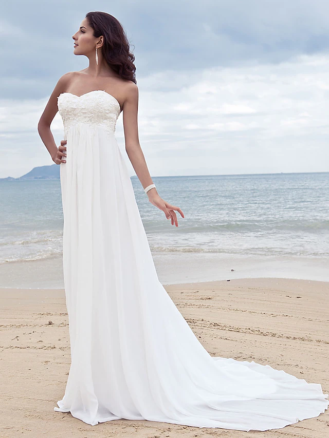 Bride posing in the simple A-Line sweetheart strapless wedding dress.