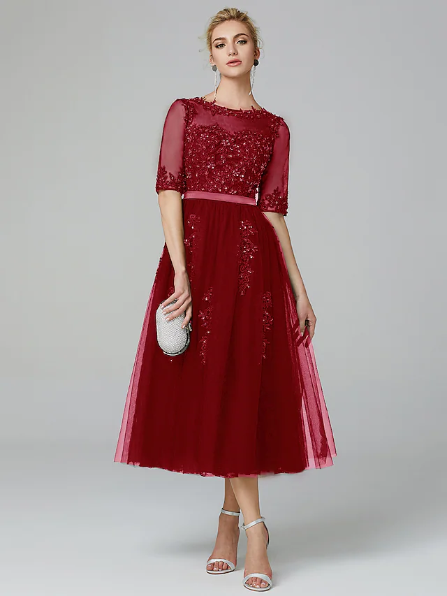 Close-up of the illusion neckline.