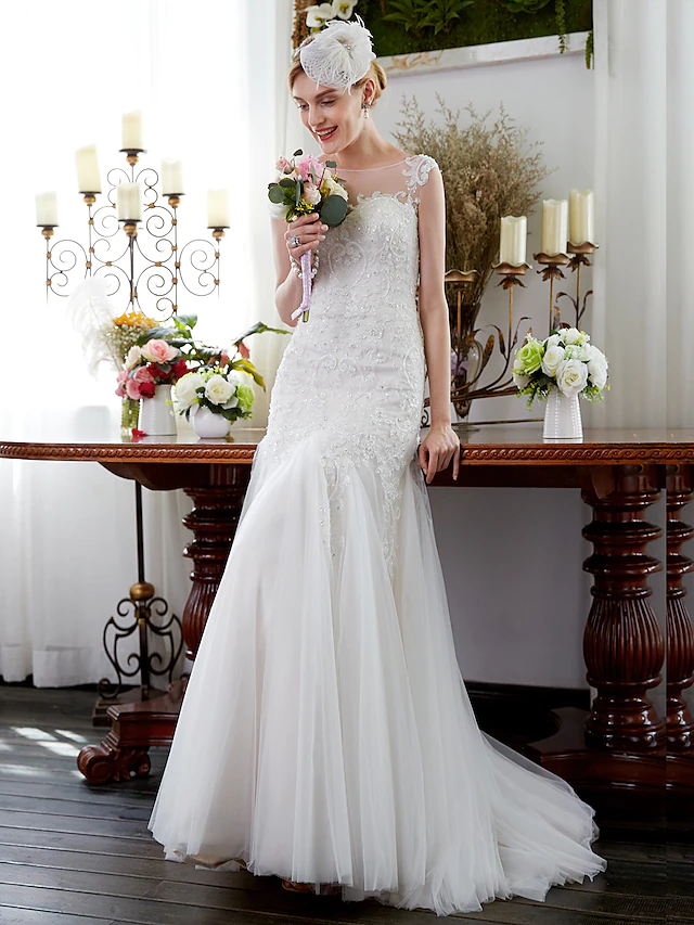 Elegant mermaid wedding dress with sparkling details.